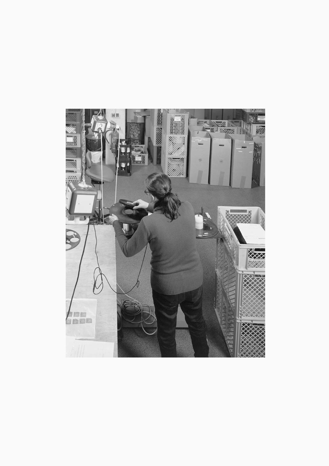 Eine Textilarbeiterin arbeitet an einer Maschine in der Firma Darcor Etiketten  Fotografie von Heiko Schäfer