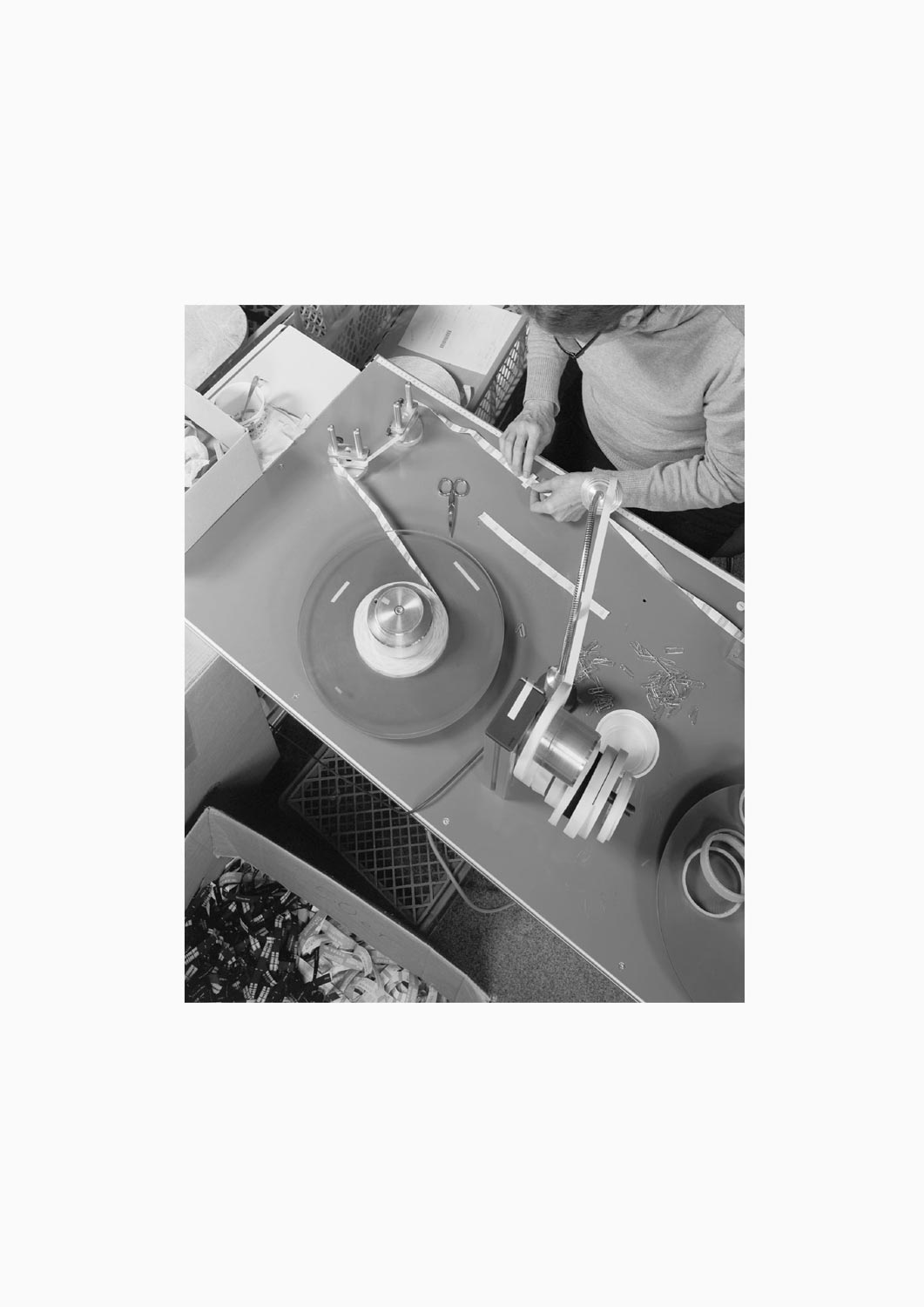 Eine Textilarbeiterin arbeitet an einer Maschine in der Firma Darcor Etiketten  Fotografie von Heiko Schäfer