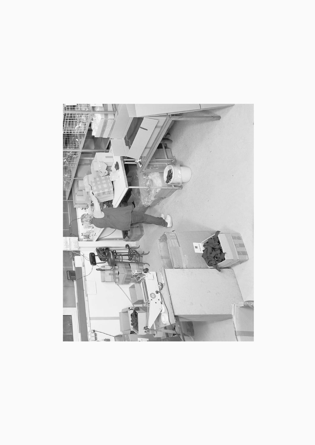 Eine Textilarbeiterin arbeitet an einer Maschine in der Firma M. Batex  Fotografie von Heiko Schäfer