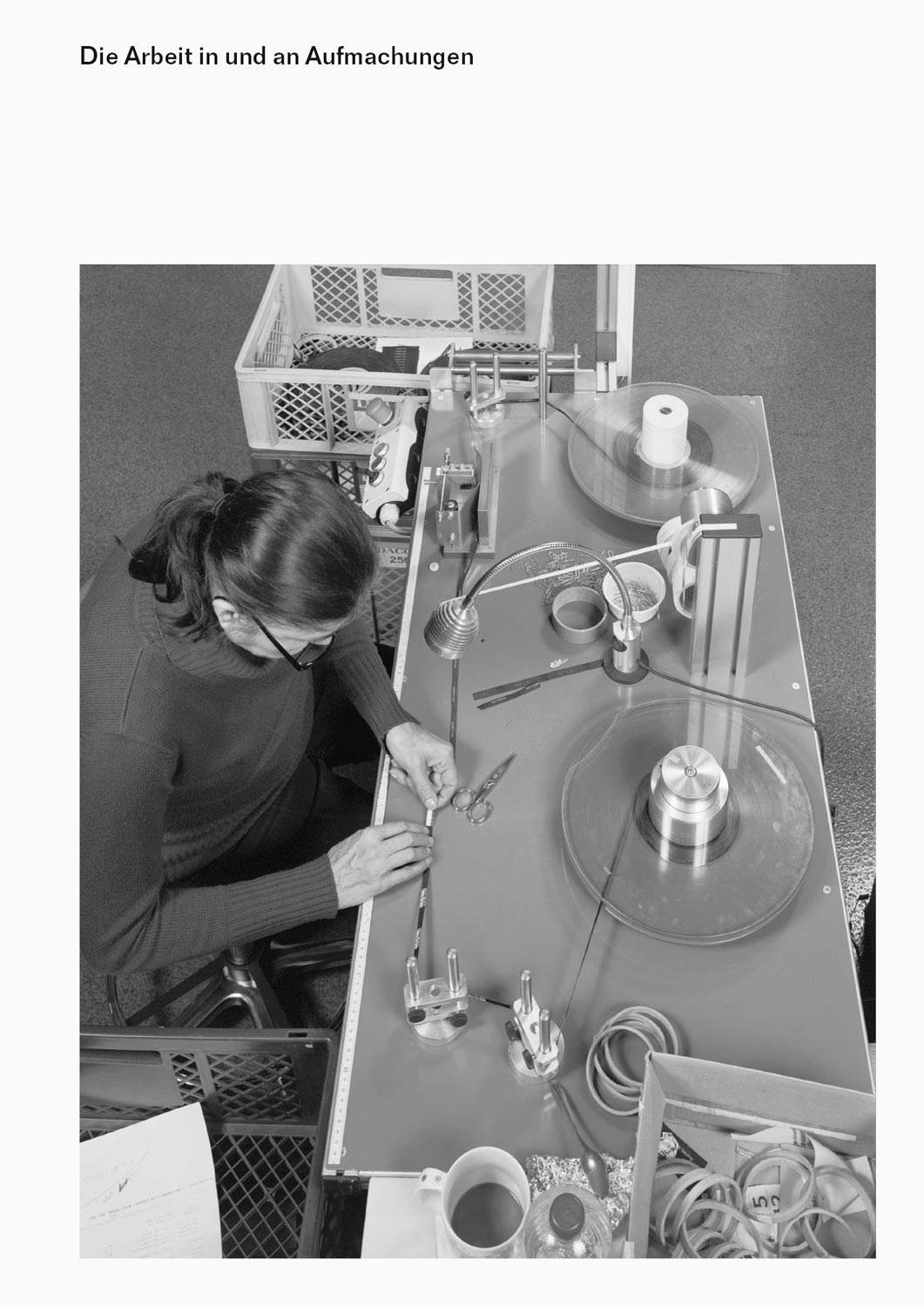 Eine Textilarbeiterin arbeitet an einer Maschine in der Firma Darcor Etiketten  Coveransicht des Künstlerbuches von Heiko Schäfer