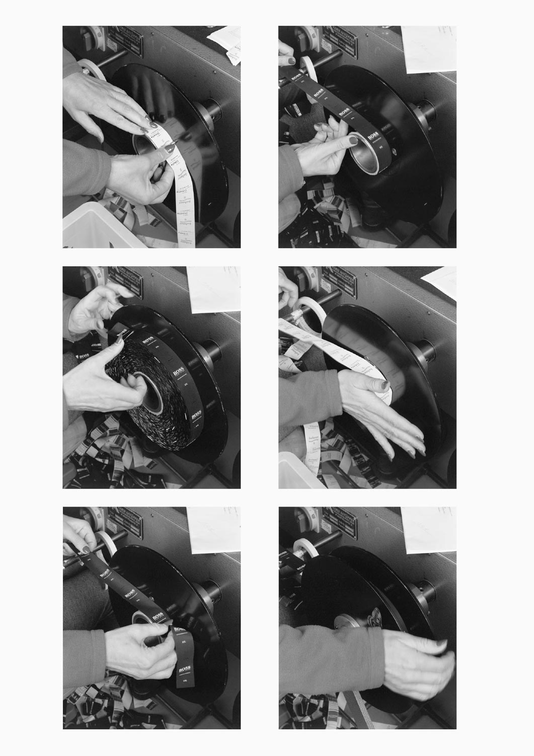 Eine Textilarbeiterin arbeitet an einer Maschine in der Firma Darcor Etiketten  Fotografie von Heiko Schäfer