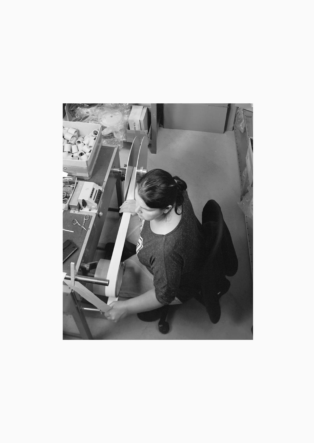 Eine Textilarbeiterin arbeitet an einer Maschine in der Firma M. Batex  Fotografie von Heiko Schäfer