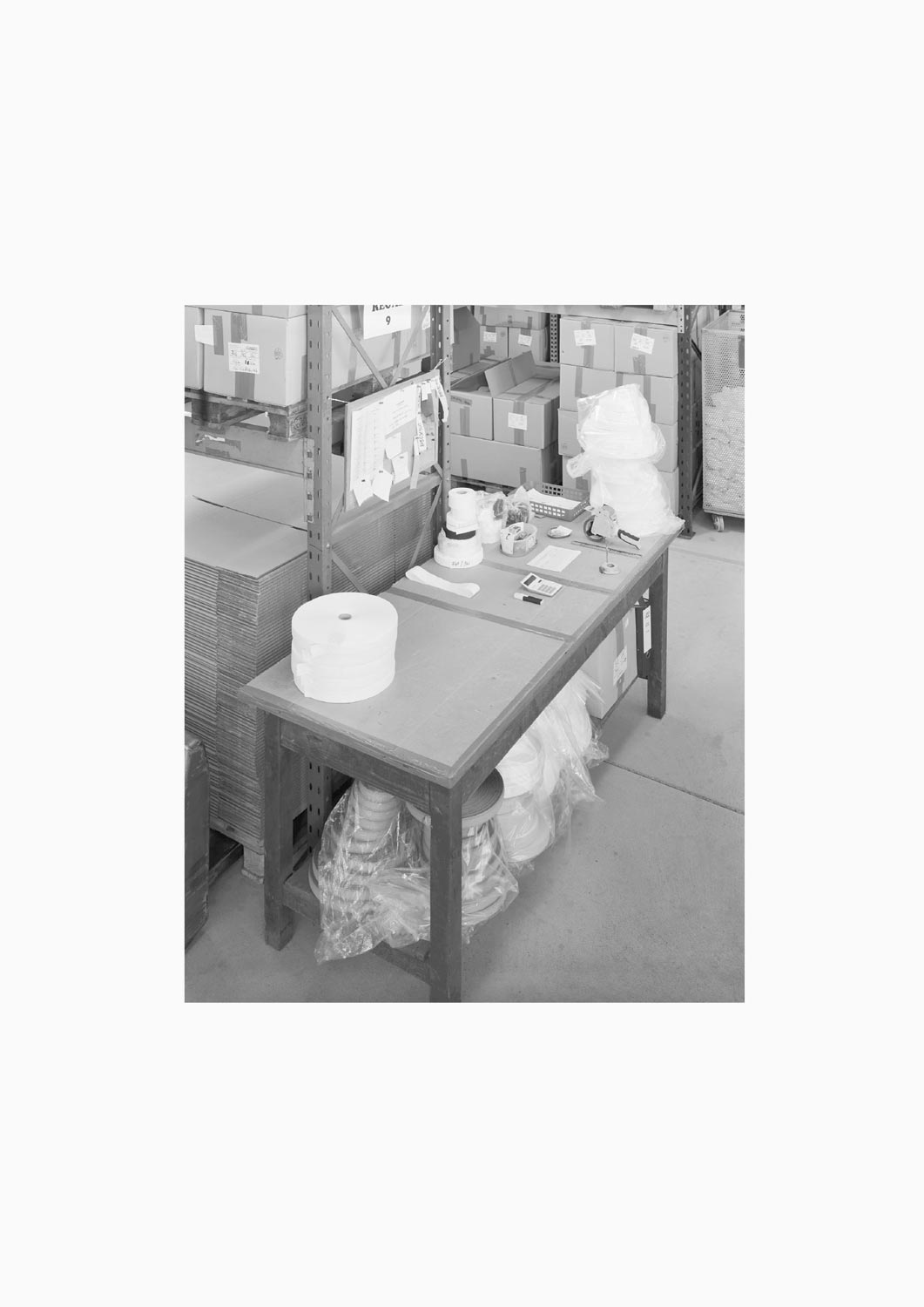 Arbeitstisch mit Textilbandrollen in der Firma M. Batex  Fotografie von Heiko Schäfer