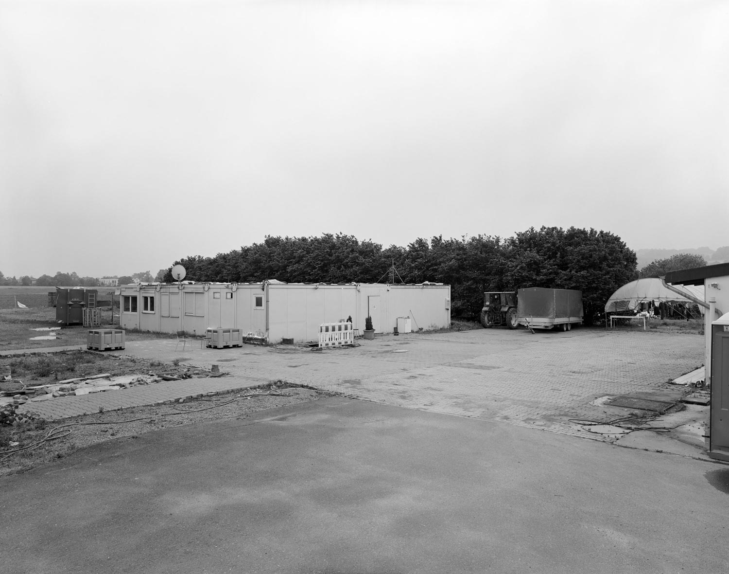 Wohncontainer für Erntearbeiter:innen auf dem Gelände des ehemaligen Spargelhof Ritter  Fotografie von Heiko Schäfer