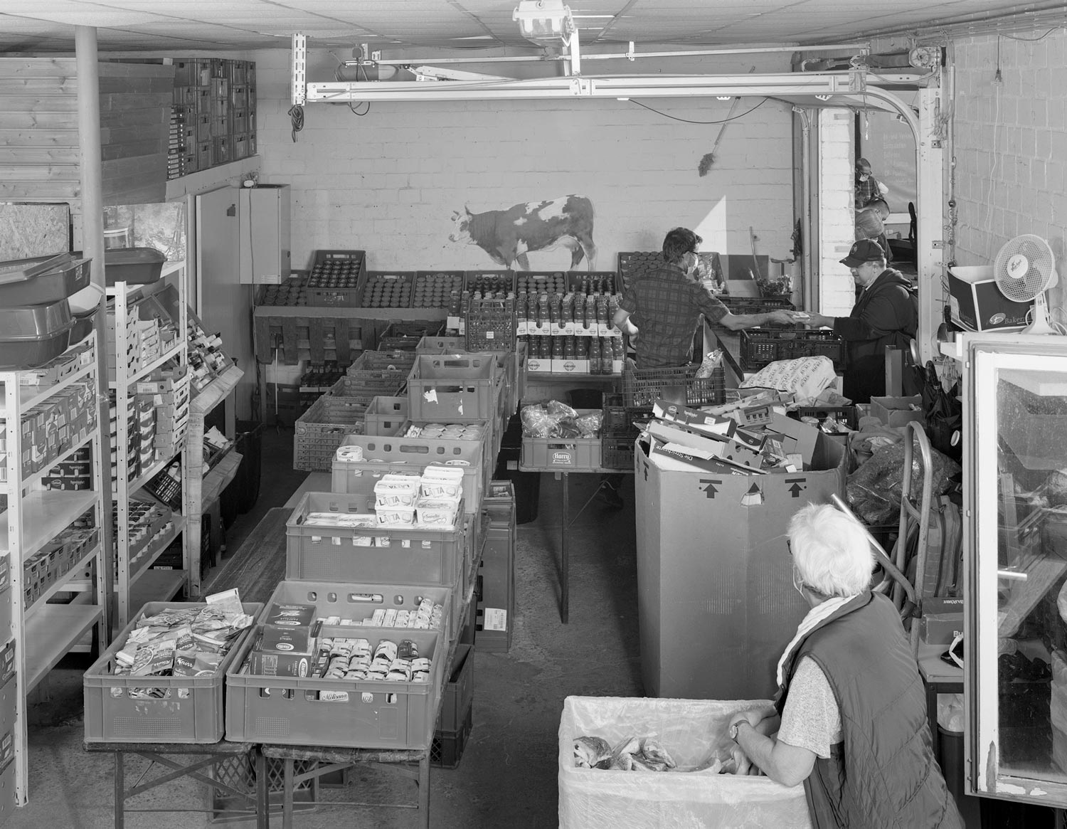 Bei den Krefelder Engeln werden Lebensmittel an einen Mann ausgegeben  Fotografie von Heiko Schäfer