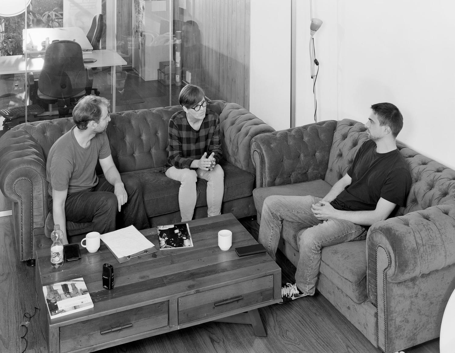 Inge Hannemann, ein prekär lebender Mann und Heiko Schäfer unterhalten sich  Fotografie von Heiko Schäfer