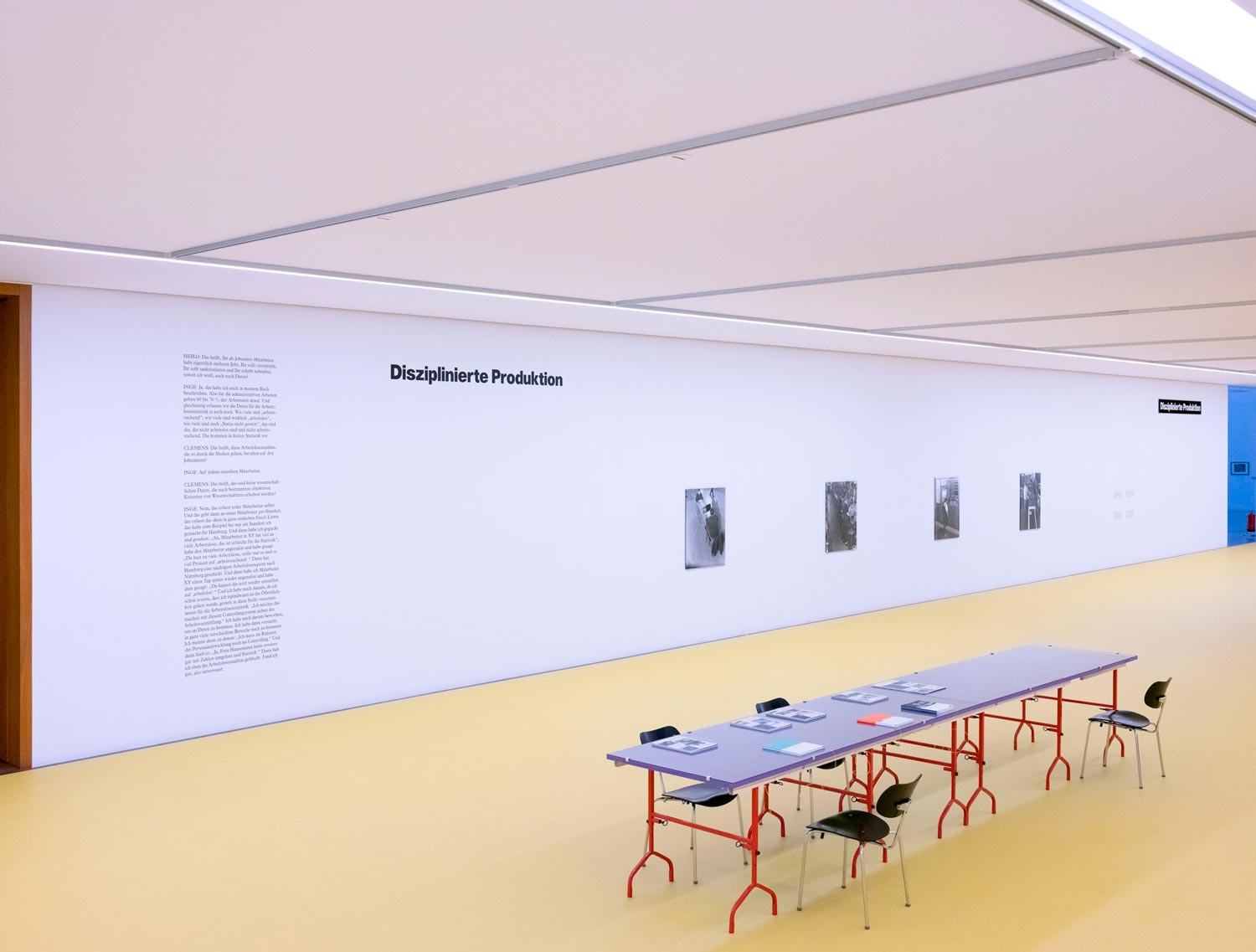 Ausstellungsansicht von Disziplinierte Produktion mit Fotografien und Wandtexten im MdbK Leipzig  Fotografie von Heiko Schäfer