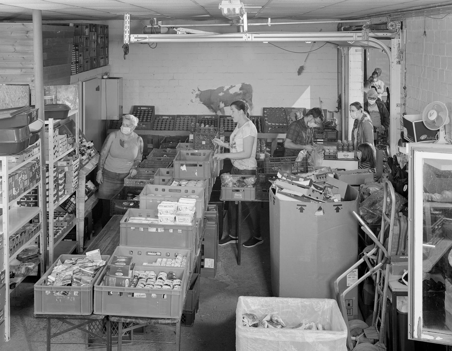 Bei den Krefelder Engeln werden Lebensmittel an ein junges Mädchen und ihre Mutter ausgegeben  Fotografie von Heiko Schäfer
