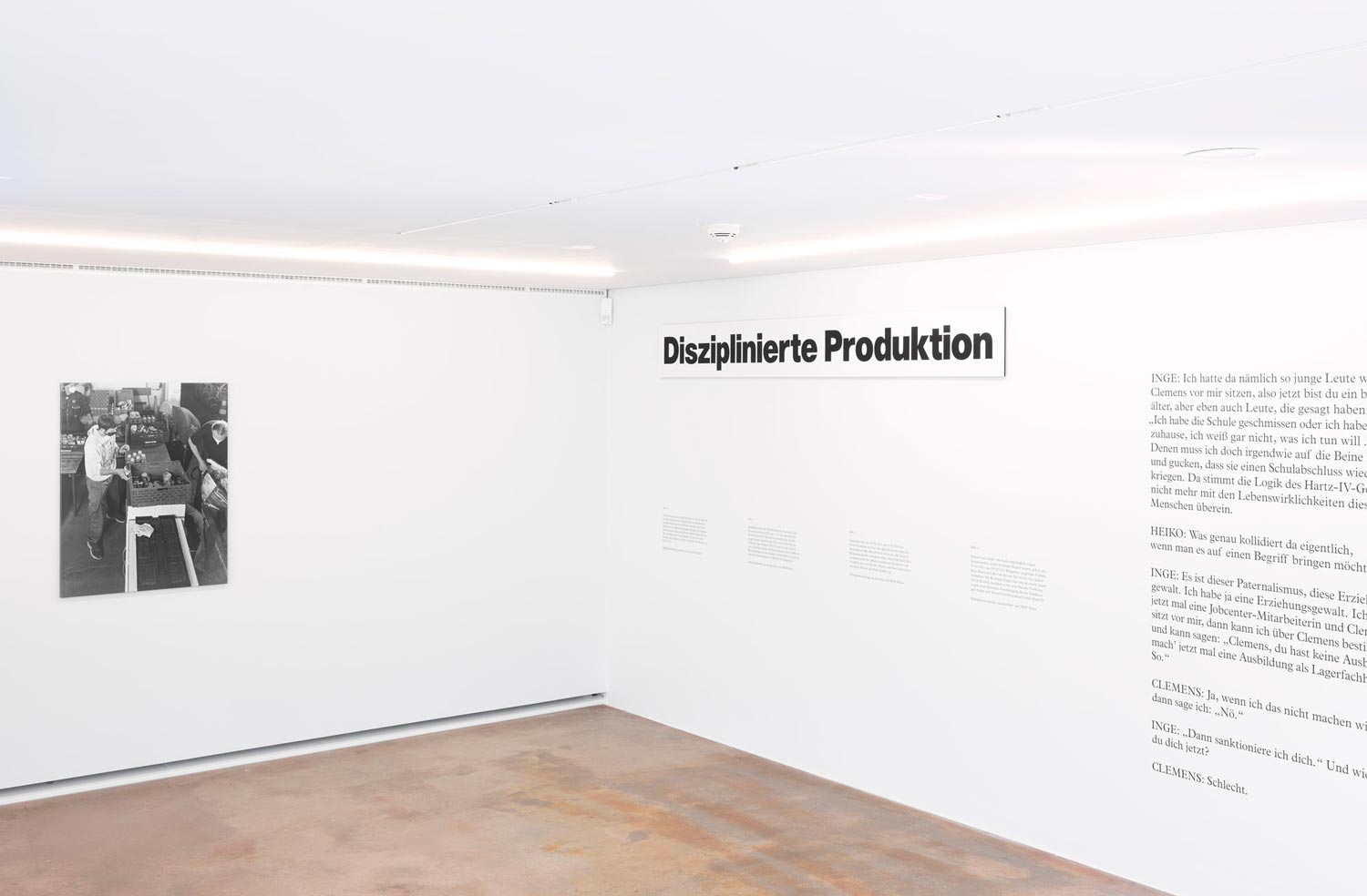 Ausstellungsansicht von Disziplinierte Produktion mit Fotografien und Wandtexten im Museum Folkwang  Fotografie von Heiko Schäfer