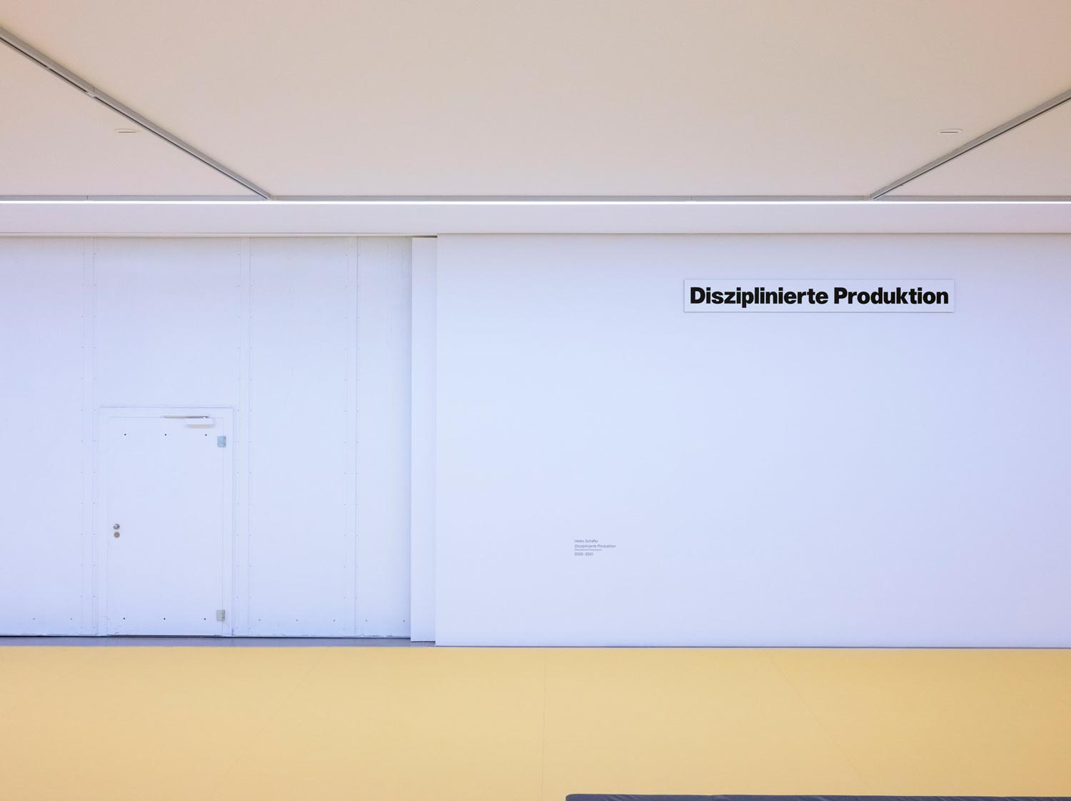 Ausstellungsansicht von Disziplinierte Produktion mit Fotografien im MdbK Leipzig  Fotografie von Heiko Schäfer