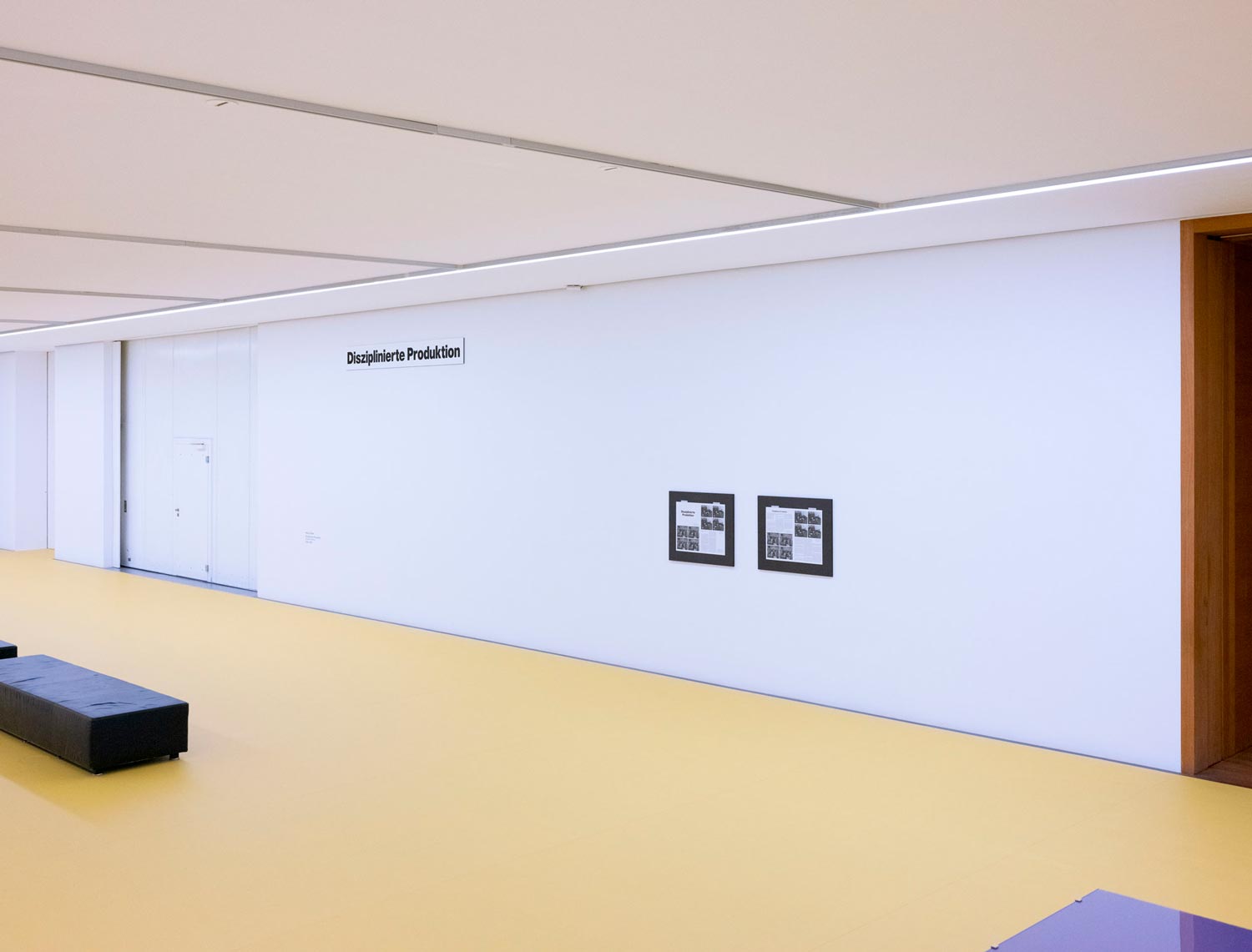 Ausstellungsansicht von Disziplinierte Produktion mit Fotografien im MdbK Leipzig  Fotografie von Heiko Schäfer