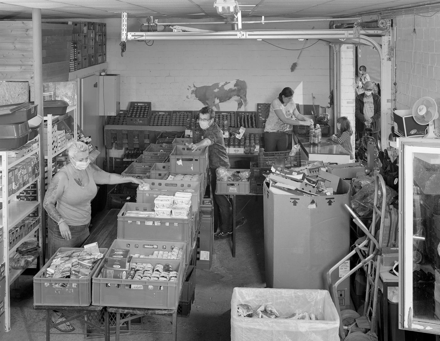 Bei den Krefelder Engeln werden Lebensmittel an ein junges Mädchen ausgegeben  Fotografie von Heiko Schäfer