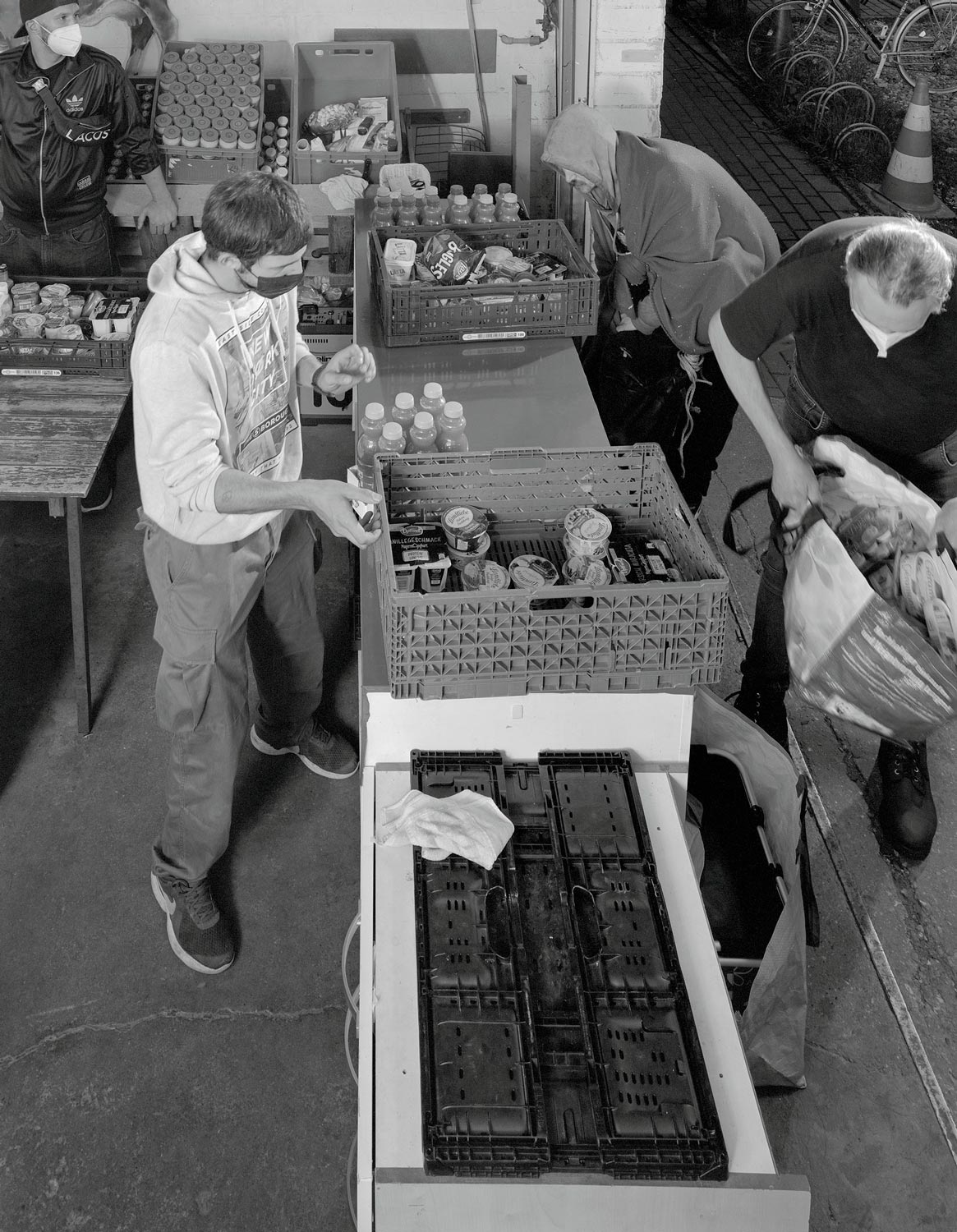 Bei den Krefelder Engeln werden Lebensmittel an prekär lebende Menschen ausgegeben Fotografie von Heiko Schäfer