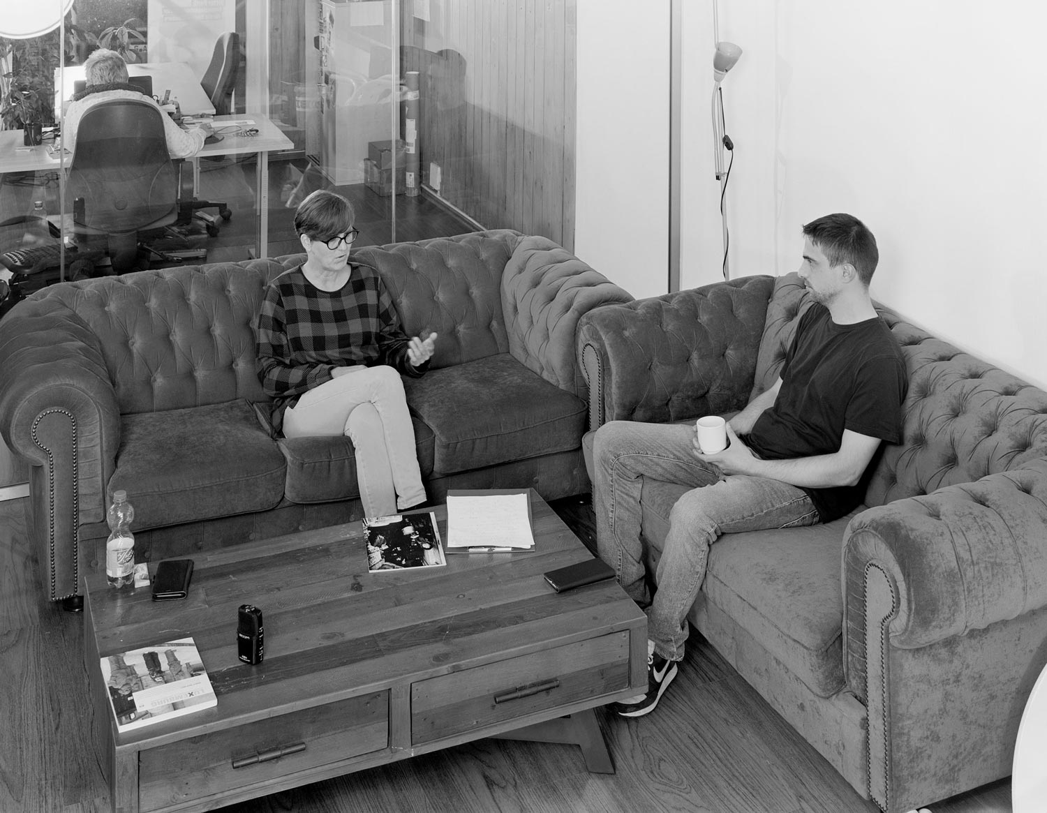 Inge Hannemann und ein prekär lebender Mann unterhalten sich  Fotografie von Heiko Schäfer