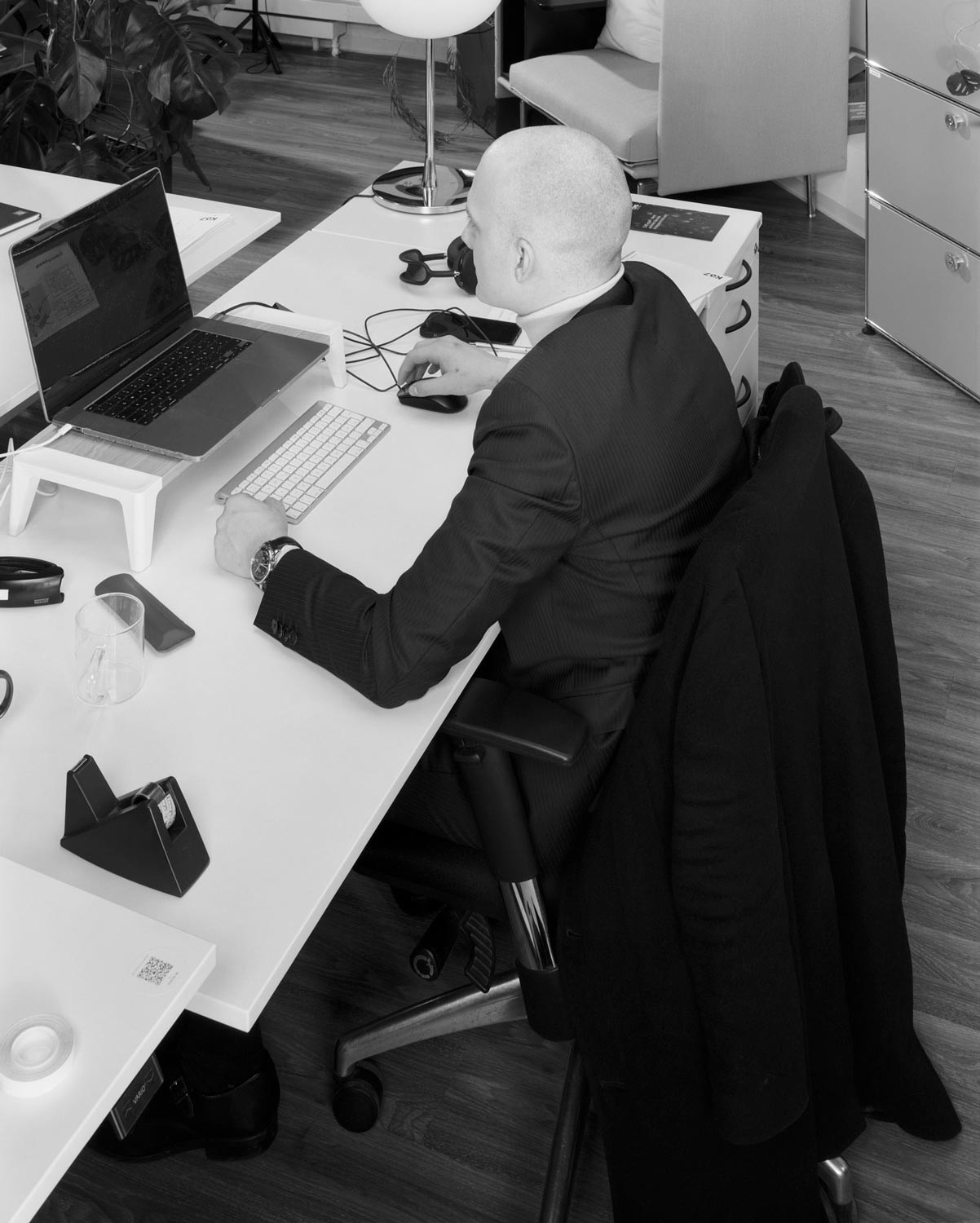 Ein Werkstudent arbeitet an seinem Arbeitsplatz im TechHub K67  Fotografie von Heiko Schäfer