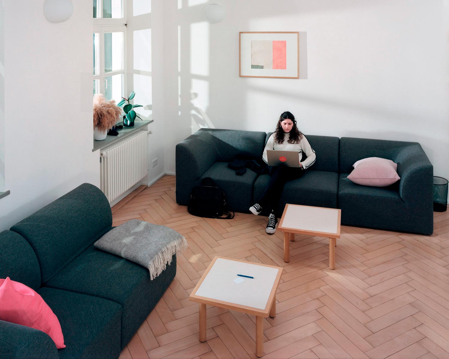 Eine Angestellte eines Startups arbeitet während einer Workation an ihrem Laptop  Fotografie von Heiko Schäfer