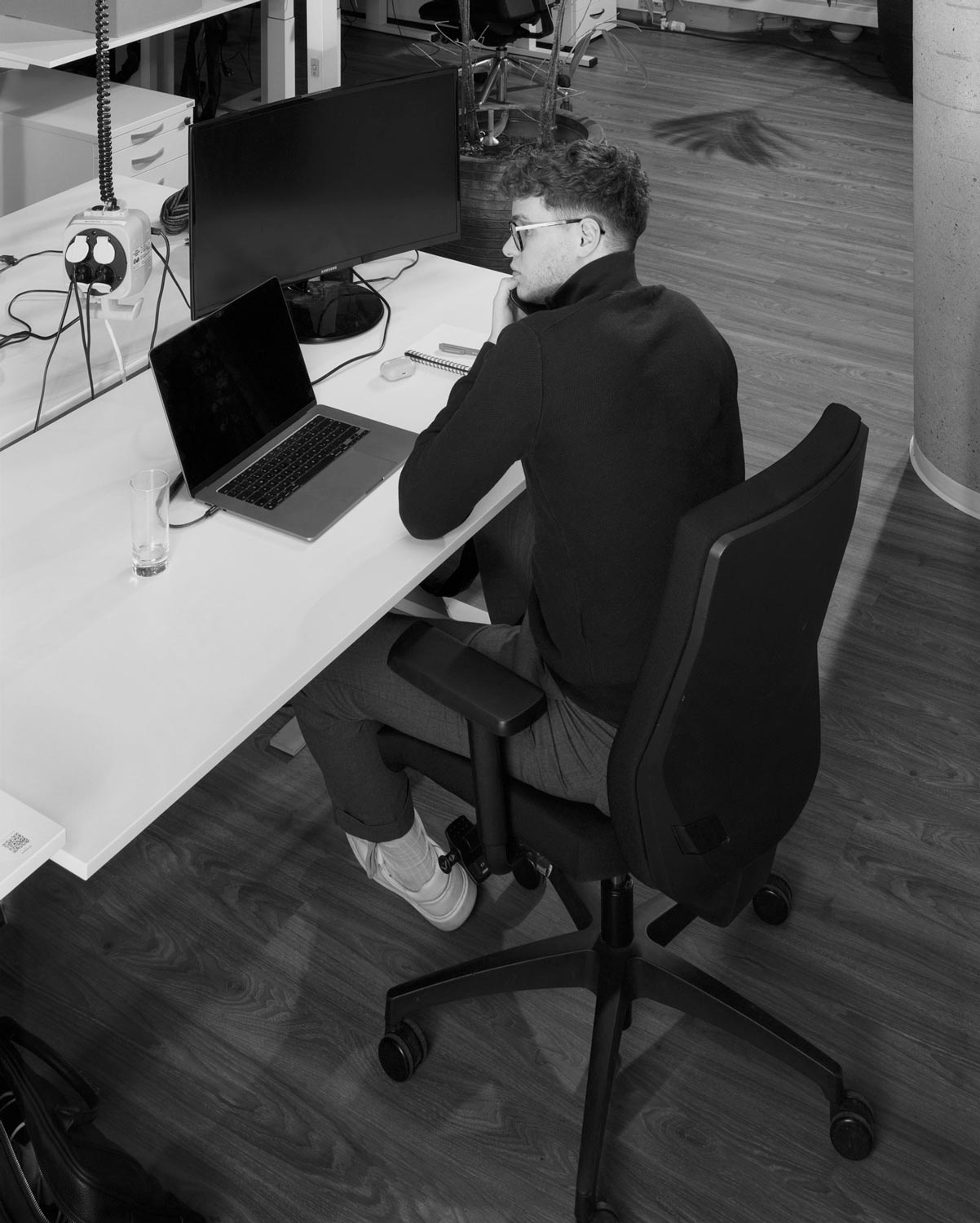 Ein Gründer eines Startups arbeitet an seinem Arbeitsplatz im TechHub K67  Fotografie von Heiko Schäfer