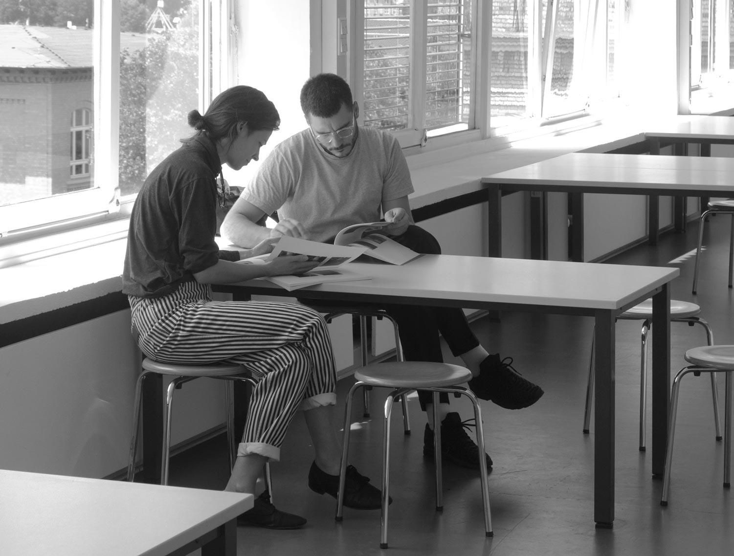 Zwei Künstler:innen schauen sich 