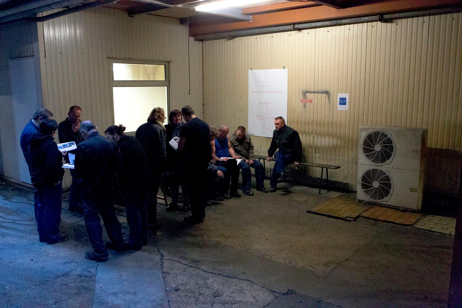 Textilarbeiter:innen schauen sich 